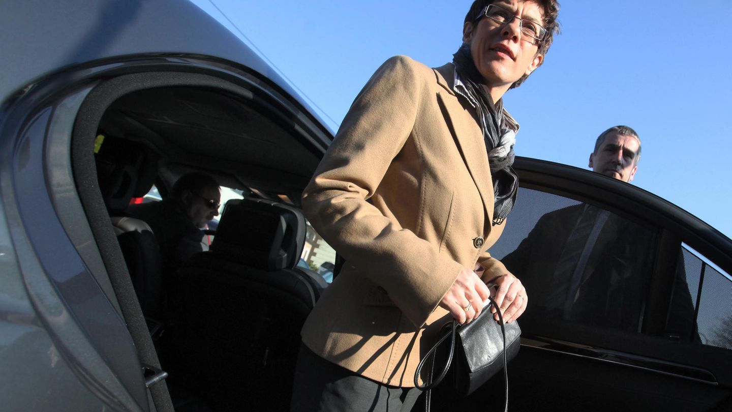 Annegret Kramp-Karrenbauer mit Dienstwagen
