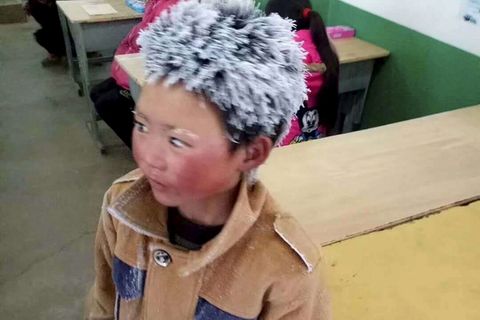 Der achtjährige Wang Fuman bei der Ankunft in der Schule