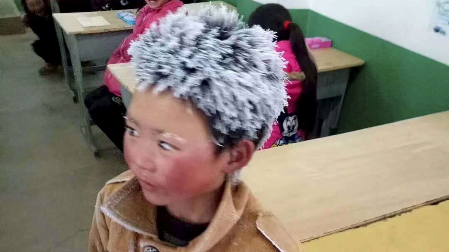 Der achtjährige Wang Fuman bei der Ankunft in der Schule