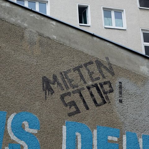 Häuserwand in Berlin-Kreuzberg: Es gibt durchaus Möglichkeiten, mit denen du weniger Miete zahlen musst