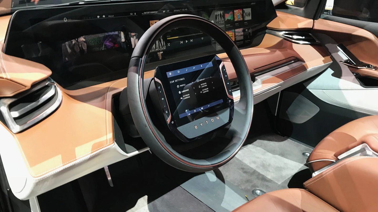 Harte Konkurrenz für Tesla  Mit dem Byton bekommt Elektrowagen-König Tesla mächtig Konkurrenz. Der von einem chinesischen Autohersteller stammende SUV mit Elektromotor kommt mit 272 PS, 500 Kilometern Reichweite und einem gigantischen Touchscreen mit 1,25 Meter Breite - zu einem Preis von gerade mal 45.000 Euro. Mehr zu dem Wagen erfahren Sie hier.