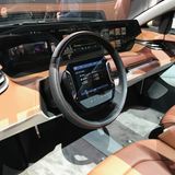 Harte Konkurrenz für Tesla  Mit dem Byton bekommt Elektrowagen-König Tesla mächtig Konkurrenz. Der von einem chinesischen Autohersteller stammende SUV mit Elektromotor kommt mit 272 PS, 500 Kilometern Reichweite und einem gigantischen Touchscreen mit 1,25 Meter Breite - zu einem Preis von gerade mal 45.000 Euro. Mehr zu dem Wagen erfahren Sie hier.