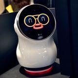 Roboter für alle Gelegenheiten  Die Roboter sind zurück - und diesmal sollen sie bleiben. Mit knuffigen Maschinen wie dem abgebildeten LG Cloi wollen uns die Hersteller endlich elektronische Alltagshelfer schmackhaft machen. Der Kleine begleitet Sie auf Schritt und Tritt, trägt den Einkauf oder die Wäsche und kann das Smarthome steuern. Sony setzt dagegen etwa auf den smarten Hund Aibo, der dank künstlicher Intelligenz unsere Gefühle erkennen kann.