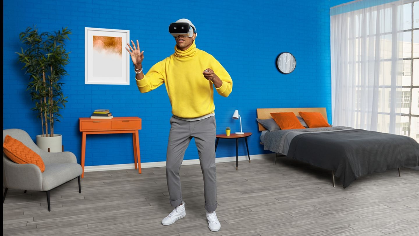 Mehr Freiheit in der Virtuellen Realität  Bisher musste man entweder eine teure VR-Brille am Computer betreiben oder sein Smartphone in eine Hülle stecken. Mit der Mirage Solo hat Lenovo nun das erste Modell vorgestellt, das ganz ohne Zusatzgeräte funktioniert. Das sorgt für mehr Bewegungsfreiheit, sogar Hüpfen und Ducken wird erkannt. Ob das Gerät der Technik den Durchbruch bringt, hängt sicher auch vom Preis ab. Den hat Lenovo aber noch für sich behalten.