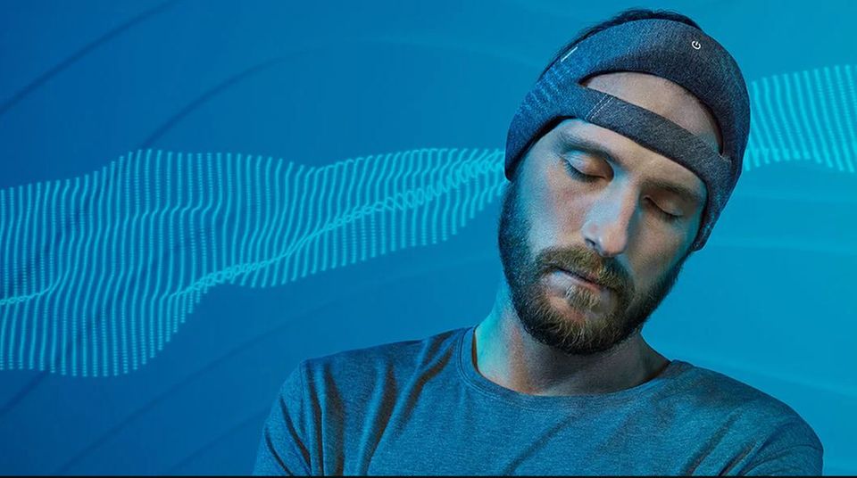 Weißes Rauschen statt Schlafbrille  Mit der Schlafhilfe Smartsleep will Philips gegen das ewige Herumwälzen vor dem Einschlafen vorgehen. Der weiche Kopfaufsatz senkt mit weißem Rauschen den Lärmpegel und soll so beim Eintauchen in die Tiefschlafphase helfen. Wer will, kann die Schlafbrille noch oben drüber ziehen.