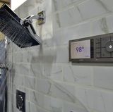 "Alexa, heißer": Sprachassistenten überall  Schon letztes Jahr kam Sprachsteuerung in vielen Geräten an, dieses Jahr stecken Alexa und der Google Assistant wirklich überall drin - vom Auto-Cockpit bis zur Spülmaschine. Ob man wirklich auch den Duschstrahl per Stimme regulieren muss, wie beim gezeigten Modell, muss nun jeder für sich entscheiden.