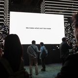 Gigantomanie im Wohnzimmer  Unter der passenden Bezeichnung "The Wall" bringt Samsung den bisher größten Fernseher der Welt heraus. Mit sagenhaften 146 Zoll (3,70 Meter) Bilddiagonale dürfte der Trumm die meisten Wohnzimmer mächtig schrumpfen lassen. Mehr zum Riesen-TV finden Sie hier.