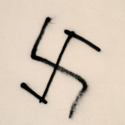 Ein an eine Hauswand gesprühtes Hakenkreuz. Dies ist auch in Chemnitz geschehen.