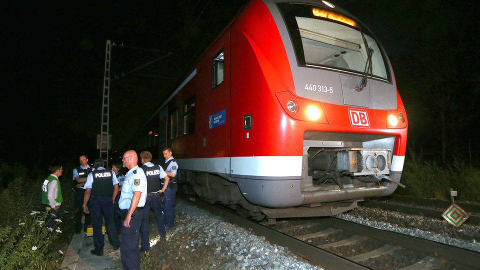 Kriminalistik: Auch bei Riaz Khan A., der im Sommer 2016 mit einer Axt mehrere Menschen in diesem Zug bei Würzburg schwer verletzte und bei dem folgenden Polizeieinsatz ums Leben kam, ist das Alter zweifelhaft Auch bei Riaz Khan A., der im Sommer 2016 mit einer Axt mehrere Menschen in diesem Zug bei Würzburg schwer verletzte und bei dem folgenden Polizeieinsatz ums Leben kam, ist das Alter zweifelhaft