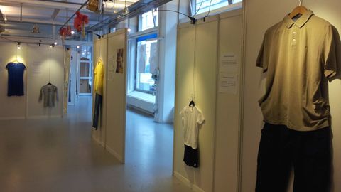 Polohemd, T-Shirt, Kleid: Die Exponate der Ausstellung in Molenbeek sind alltägliche Kleidungsstücke