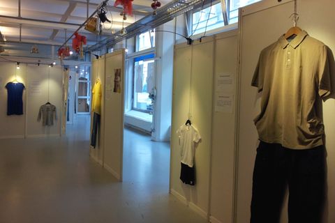 Polohemd, T-Shirt, Kleid: Die Exponate der Ausstellung in Molenbeek sind alltägliche Kleidungsstücke