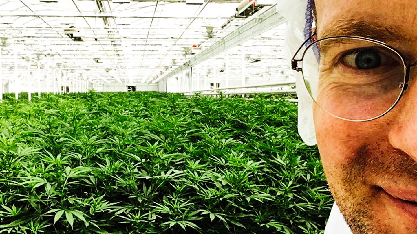 Nuuvera-Deutschland-Chef Hendrik Knopp in einer Marihuana-Anlage des Unternehmens  in Kanada. Bald sollen auch die Geschäfte hierzulande blühen.