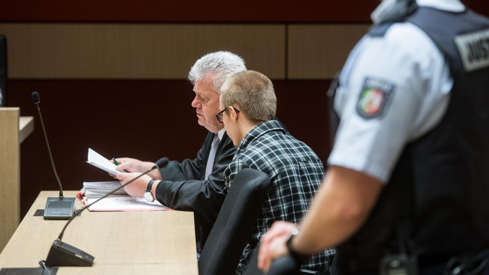 Prozess um den Doppelmord in Herne: Der Angeklagte sitzt im Saal des Bochumer Landgerichts