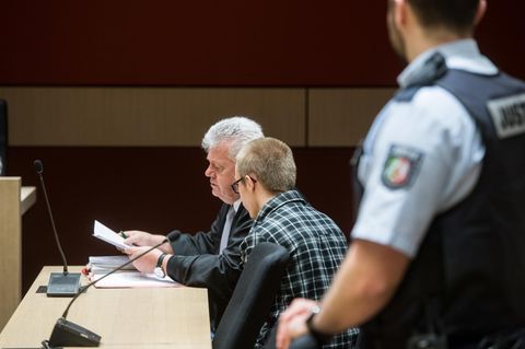 Prozess um den Doppelmord in Herne: Der Angeklagte sitzt im Saal des Bochumer Landgerichts