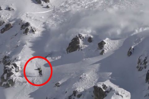Im Tiefschnee: Snowboarder löst Lawine aus - und fährt plötzlich um sein Leben