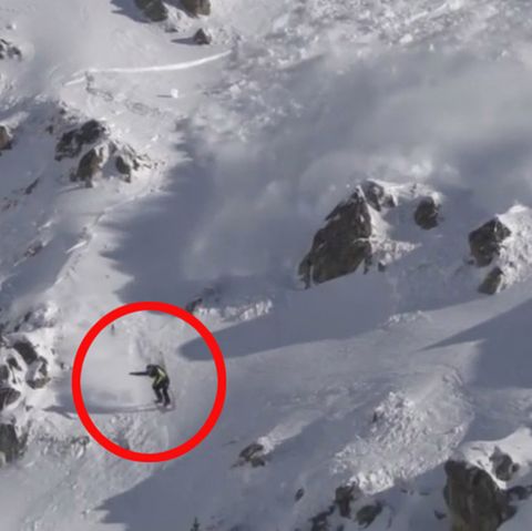 Im Tiefschnee: Snowboarder löst Lawine aus - und fährt plötzlich um sein Leben