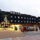 Ein riesiger schwarzer Schuhkarton hat am Ufer der Royal Victoria Docks festgemacht: das Good Hotel London.