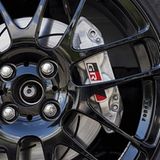 Vier-Kolben-Scheibenbremsen an den Vorderrädern des Toyota Yaris GRMN