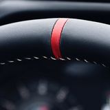 Wie im Rallye-Fahrzeug: Roter Mittelstrich am Lenkrad des Toyota Yaris GRMN