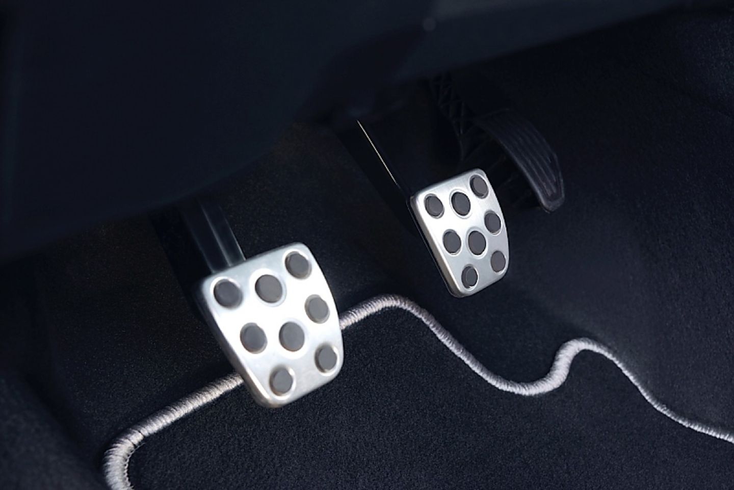 Alukappen auf der Pedalerie im Toyota Yaris GRMN