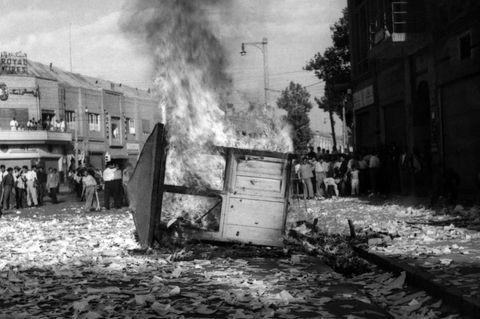 Chaos, angezettelt vom US-amerikanischen Geheimdienst CIA: 1953 brennt ein Kiosk in den Straßen Irans