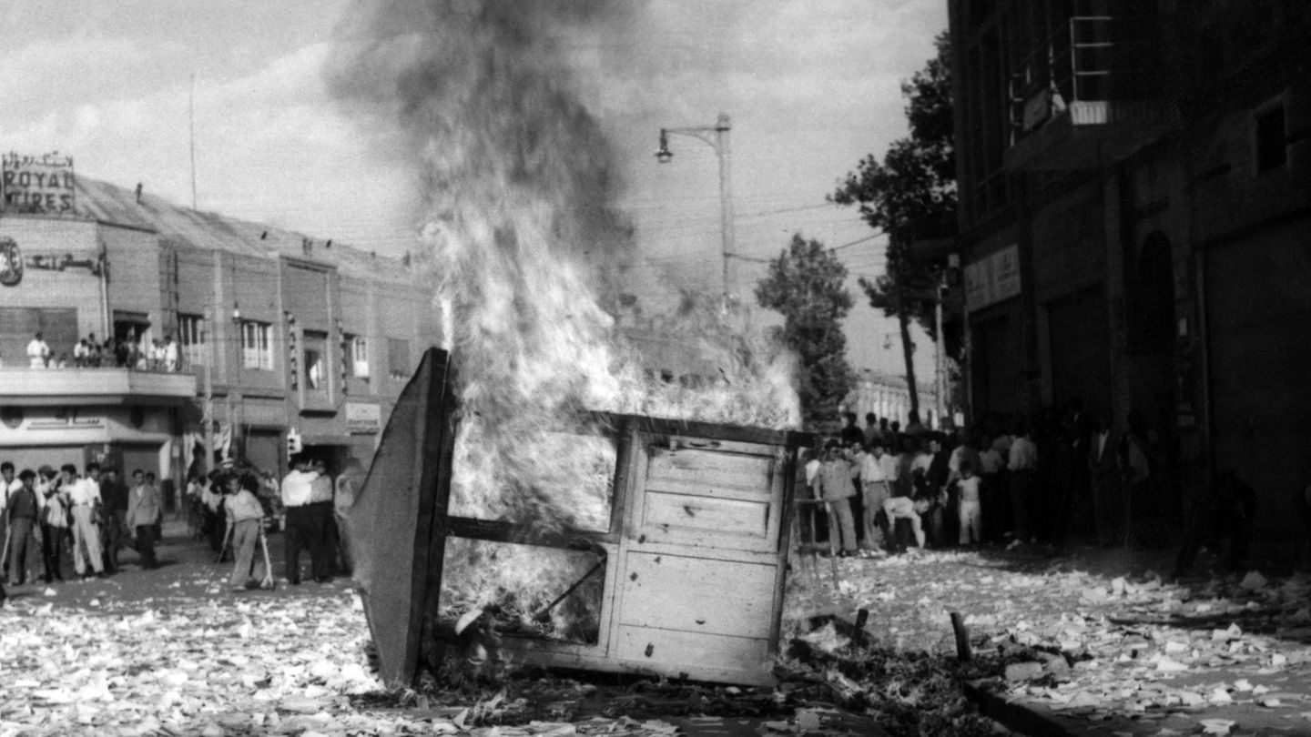Chaos, angezettelt vom US-amerikanischen Geheimdienst CIA: 1953 brennt ein Kiosk in den Straßen Irans