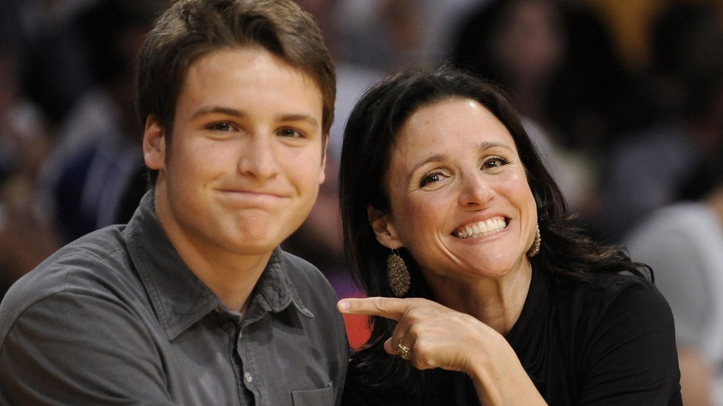 Julia Louis-Dreyfus mit ihrem älteren Sohn Henry