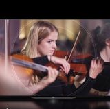 Sony Bravia AF8 - der Sound geht aufs Auge  "Der beste Sound, den Sie je gesehen haben" - so bewirbt Sony seinen neuen AF8. Der OLED-TV in 4K verzichtet auf Boxen, stattdessen wird das Display als Klangmembran genutzt. Der Fernseher soll noch dieses Jahr erscheinen, die Preise für die 55 und 65 Zoll großen Geräte sind noch nicht offiziell, dürften aber deutlich jenseits der 3000 Euro liegen.