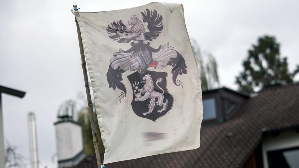 Flagge auf dem Grundstück eines sogenannten "Reichsbürgers" in Bayern: Die Zahl der Reichsbürger in Deutschland steigt