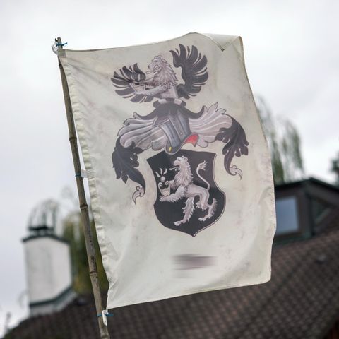 Flagge auf dem Grundstück eines sogenannten "Reichsbürgers" in Bayern: Die Zahl der Reichsbürger in Deutschland steigt