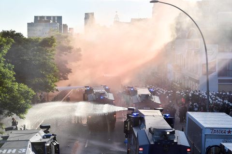 Ein Wasserwerfer-Einsatz der Polizei im Zuge einer Anti-G20-Demonstration in Hamburg