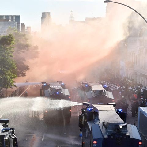 Ein Wasserwerfer-Einsatz der Polizei im Zuge einer Anti-G20-Demonstration in Hamburg