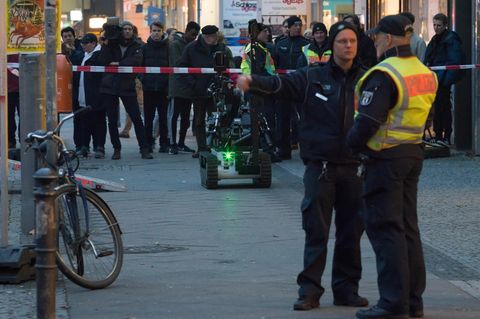 Ein Spezialroboter der Polizei wird nach dem Fund einer Paketbombe in Berlin eingesetzt