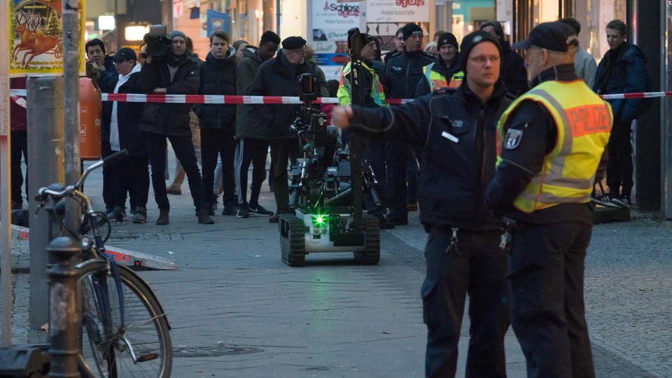 Ein Spezialroboter der Polizei wird nach dem Fund einer Paketbombe in Berlin eingesetzt