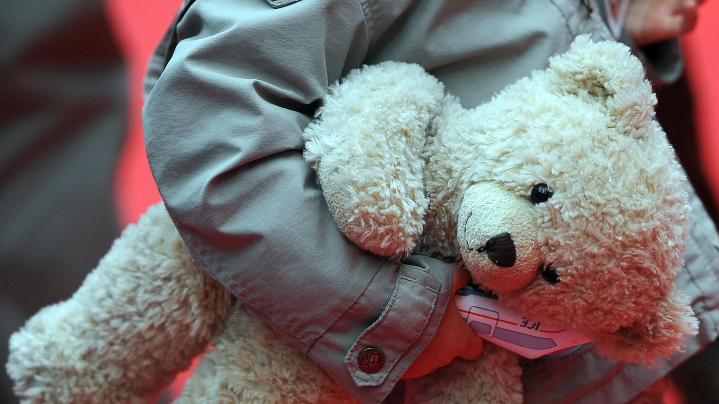 Der Junge aus Freiburg soll seit 2015 von seiner Mutter und deren Lebensgefährten im Netz zum Sex angeboten worden sein