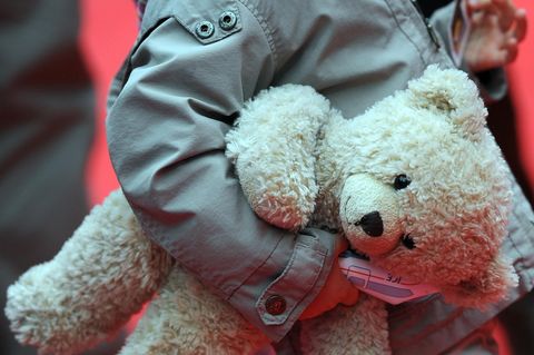 Der Junge aus Freiburg soll seit 2015 von seiner Mutter und deren Lebensgefährten im Netz zum Sex angeboten worden sein