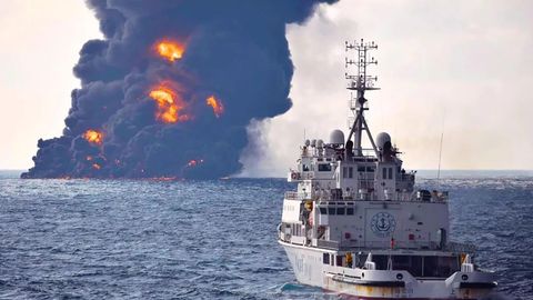 Der brennende Öltanker "Sanchi"