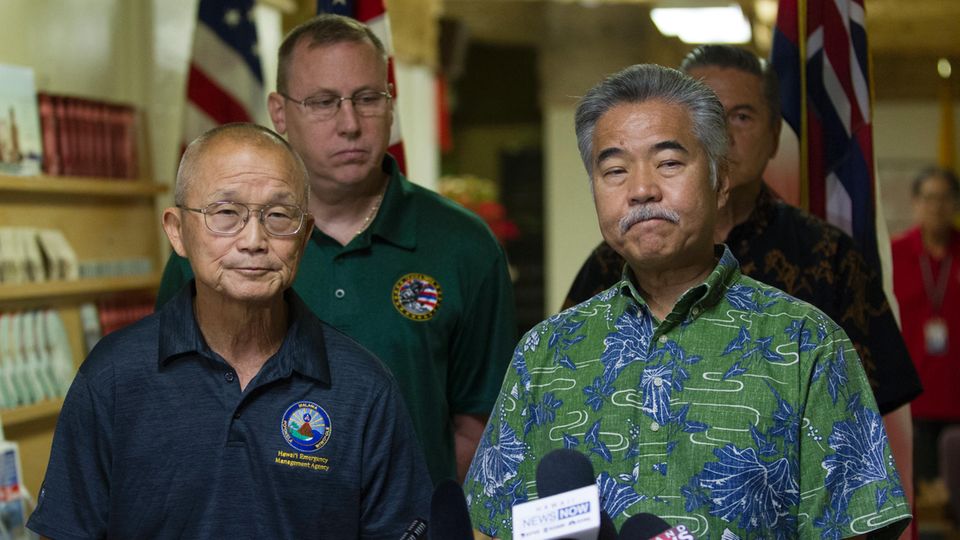 Raketenalarm auf Hawaii Hawaiis Gouverneur David Ige (r.) und der Leiter der Katastrophenschutzbehörde EMA, Vern Miyagi