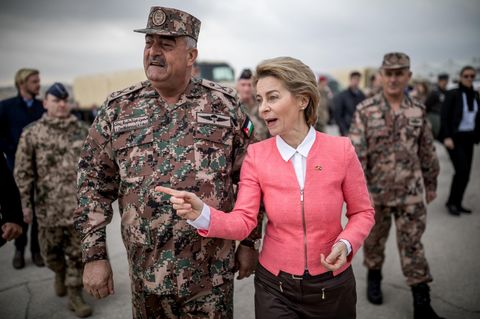 Bundesverteidigungsministerin Ursula von der Leyen (CDU) und der jordanische General Mahmoud Freihat
