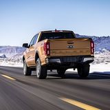 Smartphones können per Apple CarPlay oder Android Auto eingebunden werden