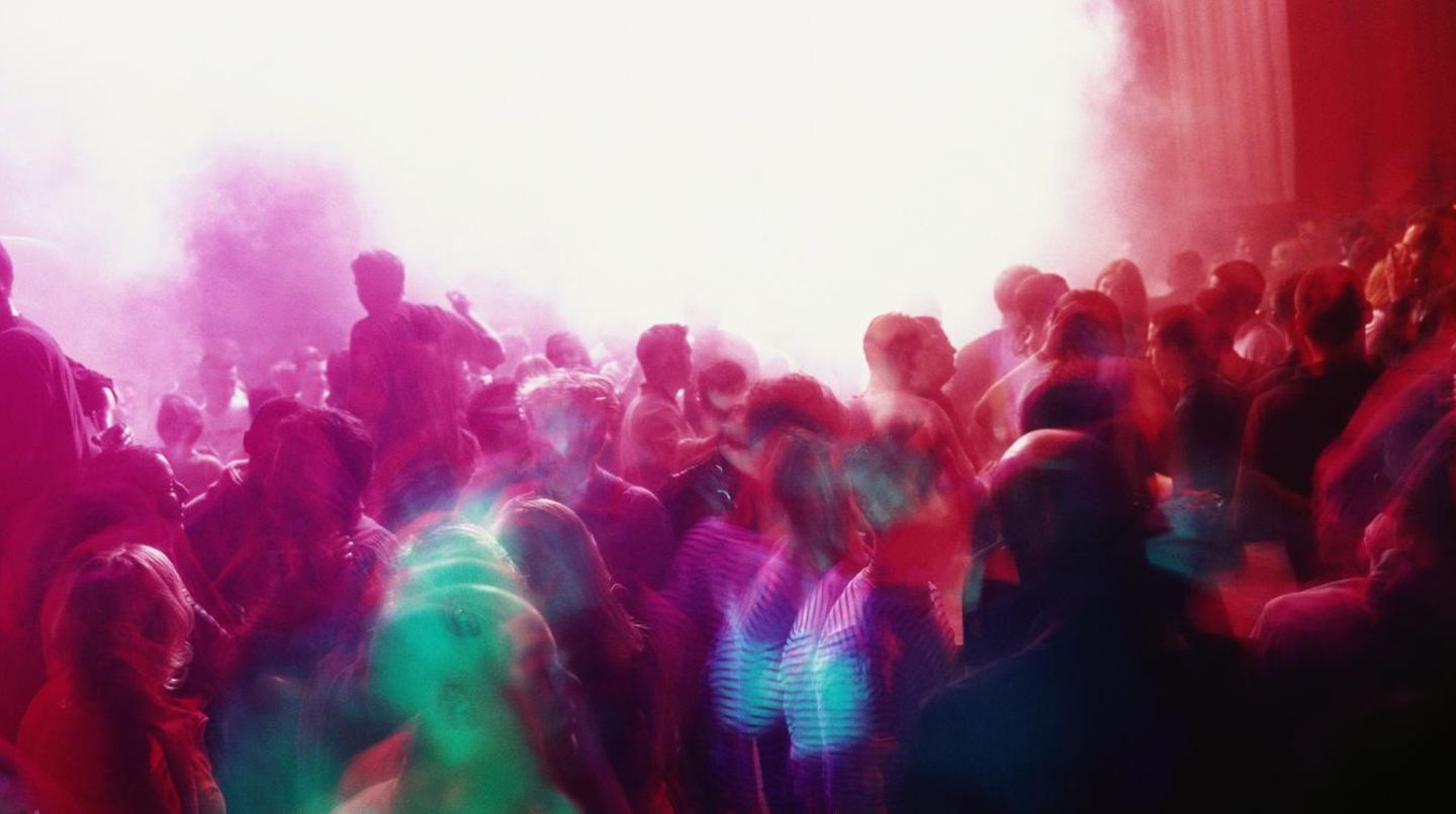 Garderobenchaos auf Mallorcaparty in Saarbrücken - Symbolbild: Menschen auf der Tanzfläche