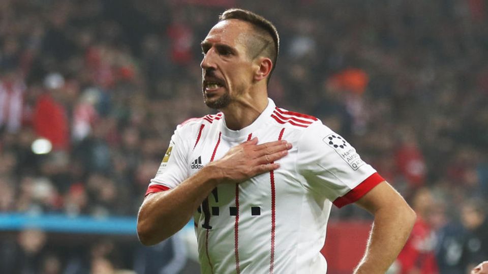 Franck Ribery klopft sich nach seinem Tor gegen Leverkusen stolz auf das Bayern-Wappen Franck Ribery klopft sich nach seinem Tor gegen Leverkusen stolz auf das Bayern-Wappen