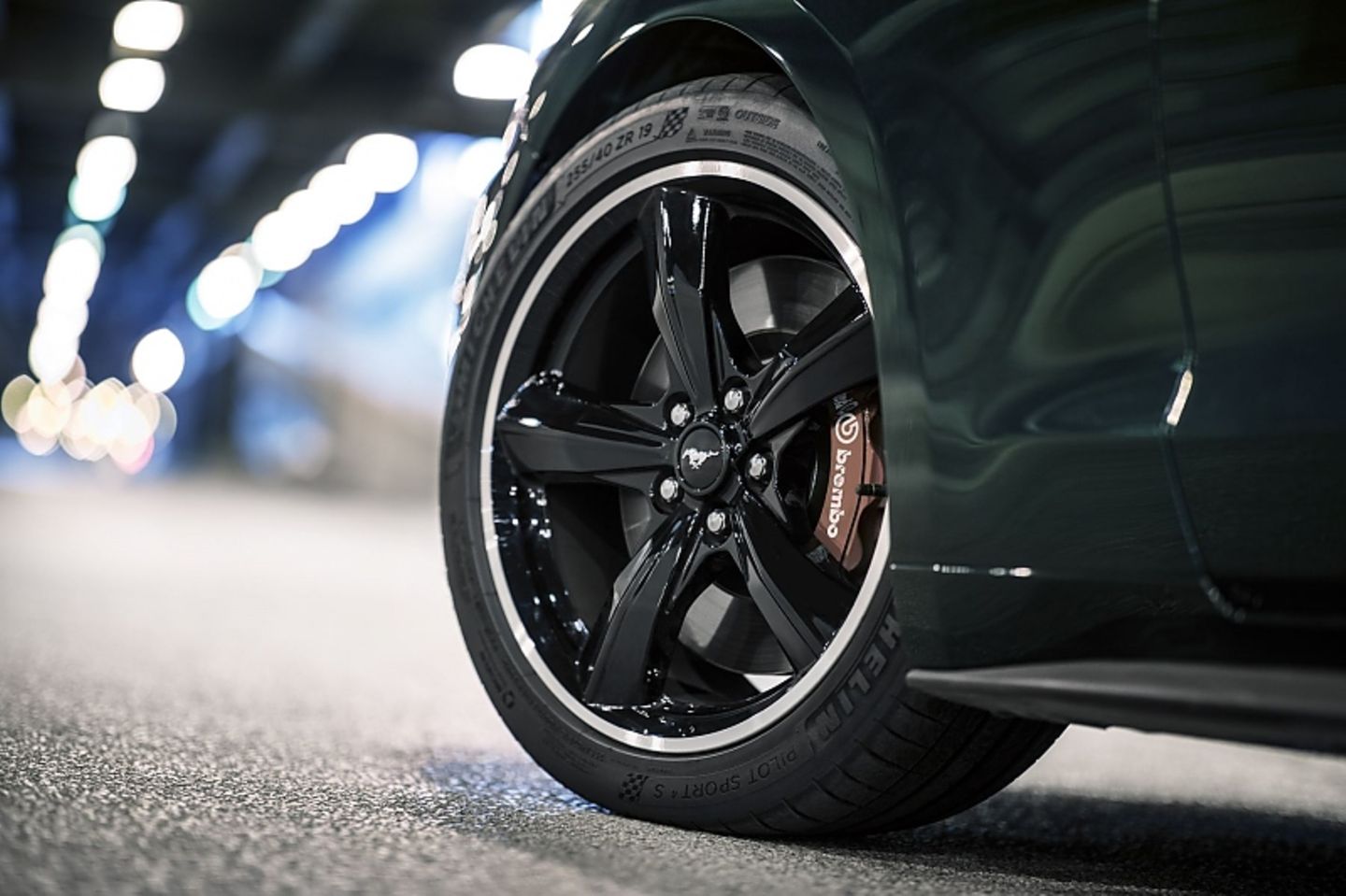 Der Ford Mustang Bullitt rollt auf 19-Zoll-Rädern