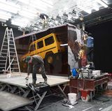 Viele Handarbeit war nötig, um den Offroader einzuschließen.