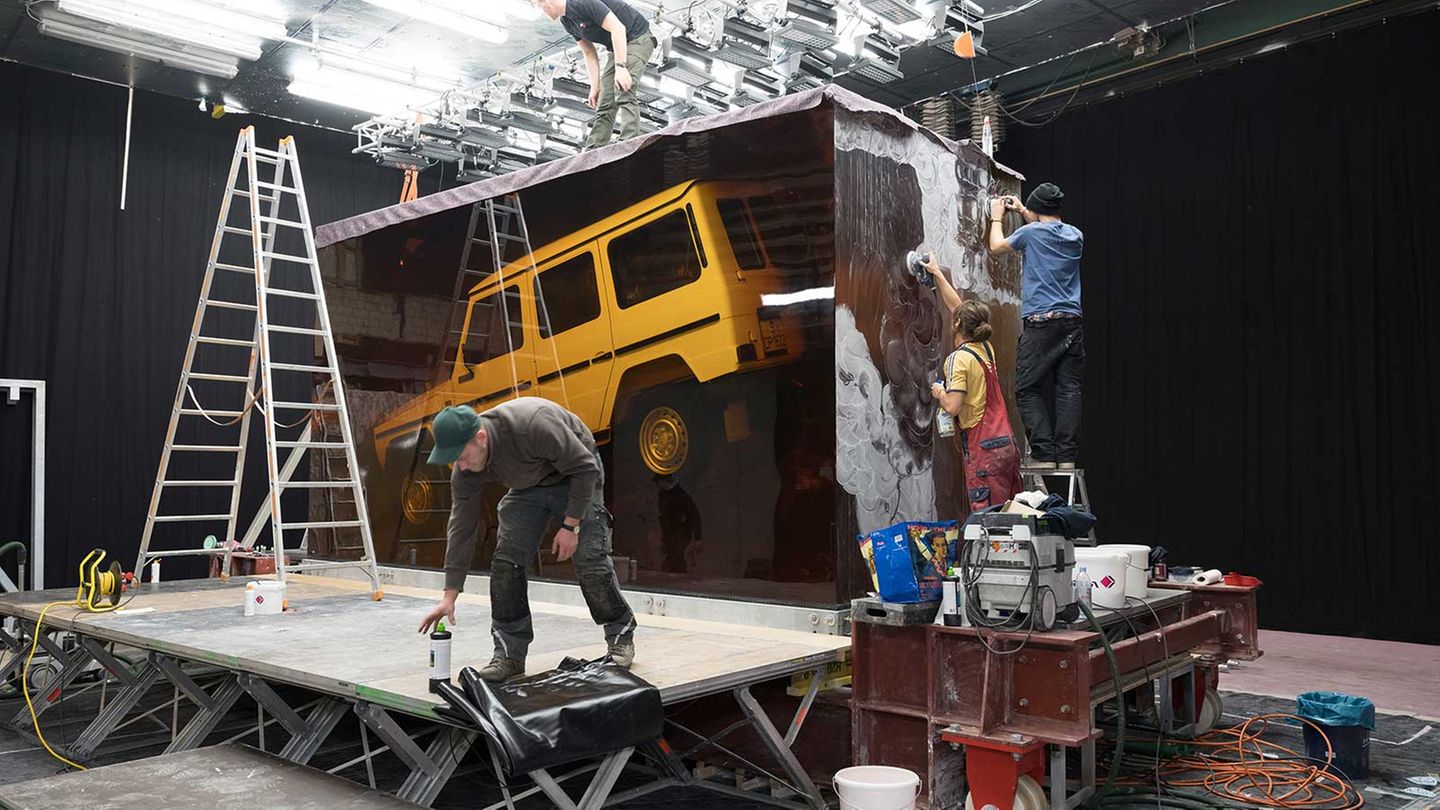 Viele Handarbeit war nötig, um den Offroader einzuschließen.