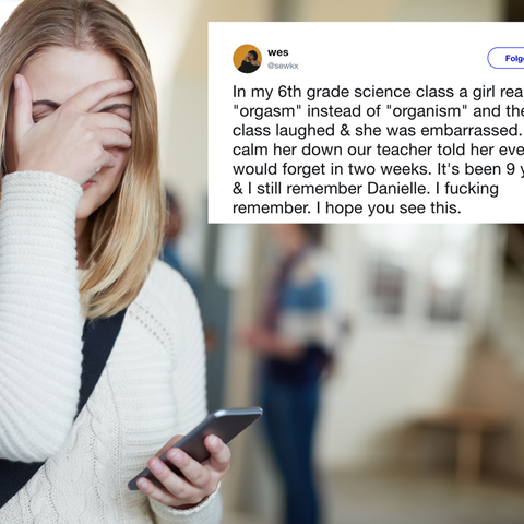 Ein Mädchen hält sich die rechte Hand vors Gesicht. Ihr ist offensichtlich etwas peinlich – aus ihrer Schulzeit?