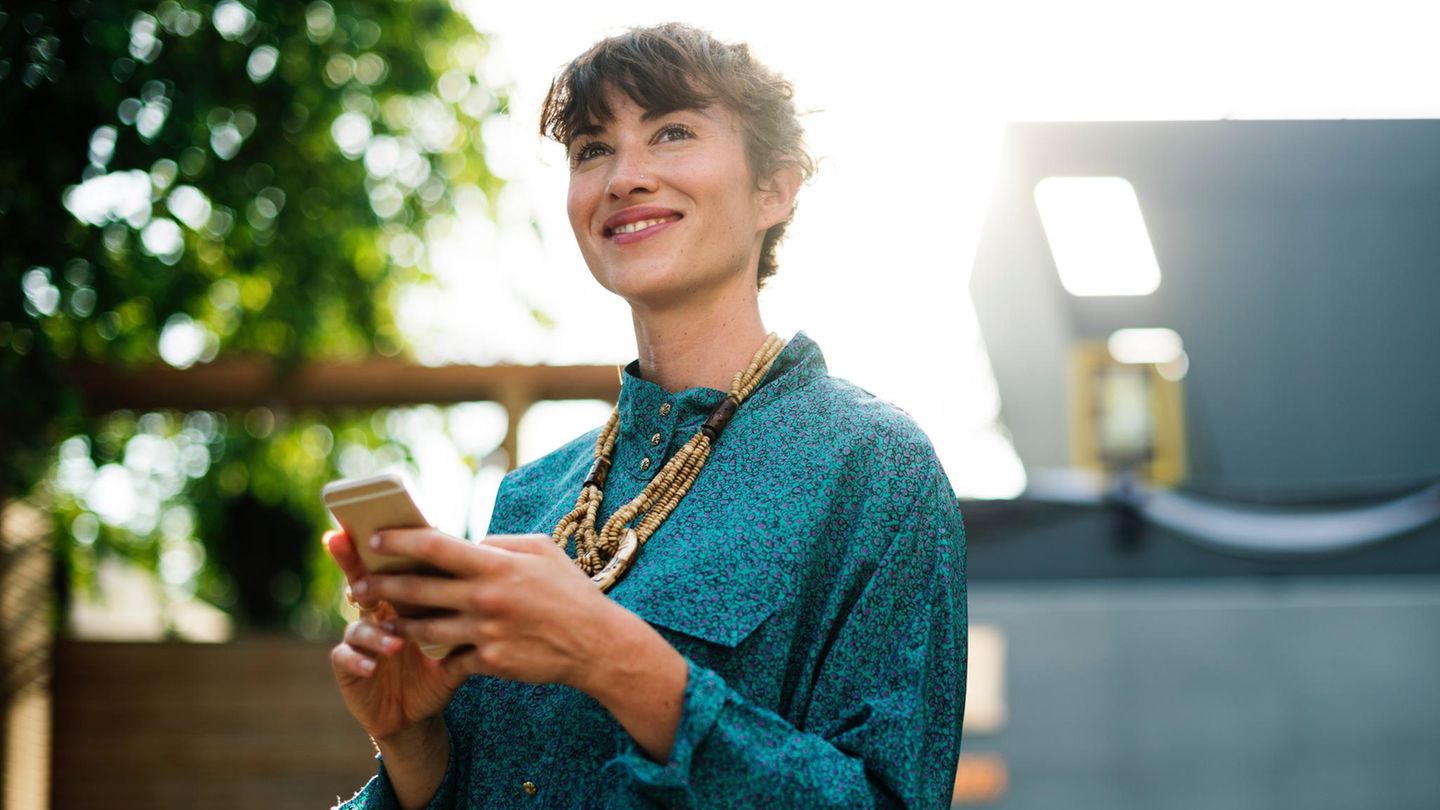 Lächelnde Frau mit Mobiltelefon