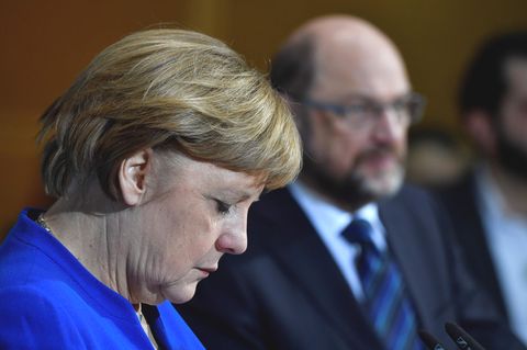 Die geschäftsführende Bundeskanzlerin Angela Merkel, im Hintergrund SPD-Chef Martin Schulz