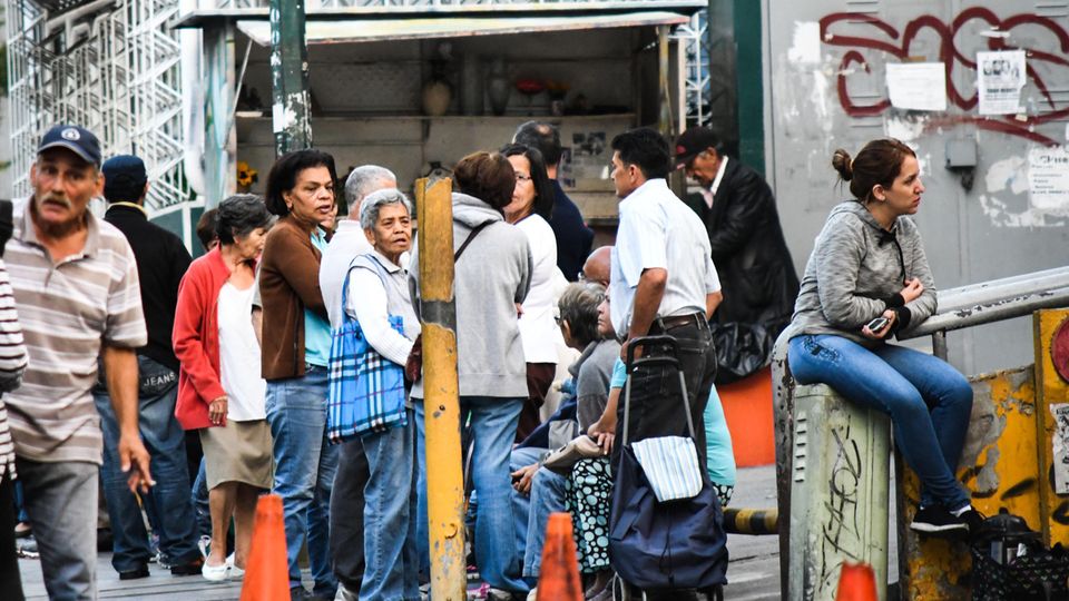 Venezuela Schlange vor Supermarkt