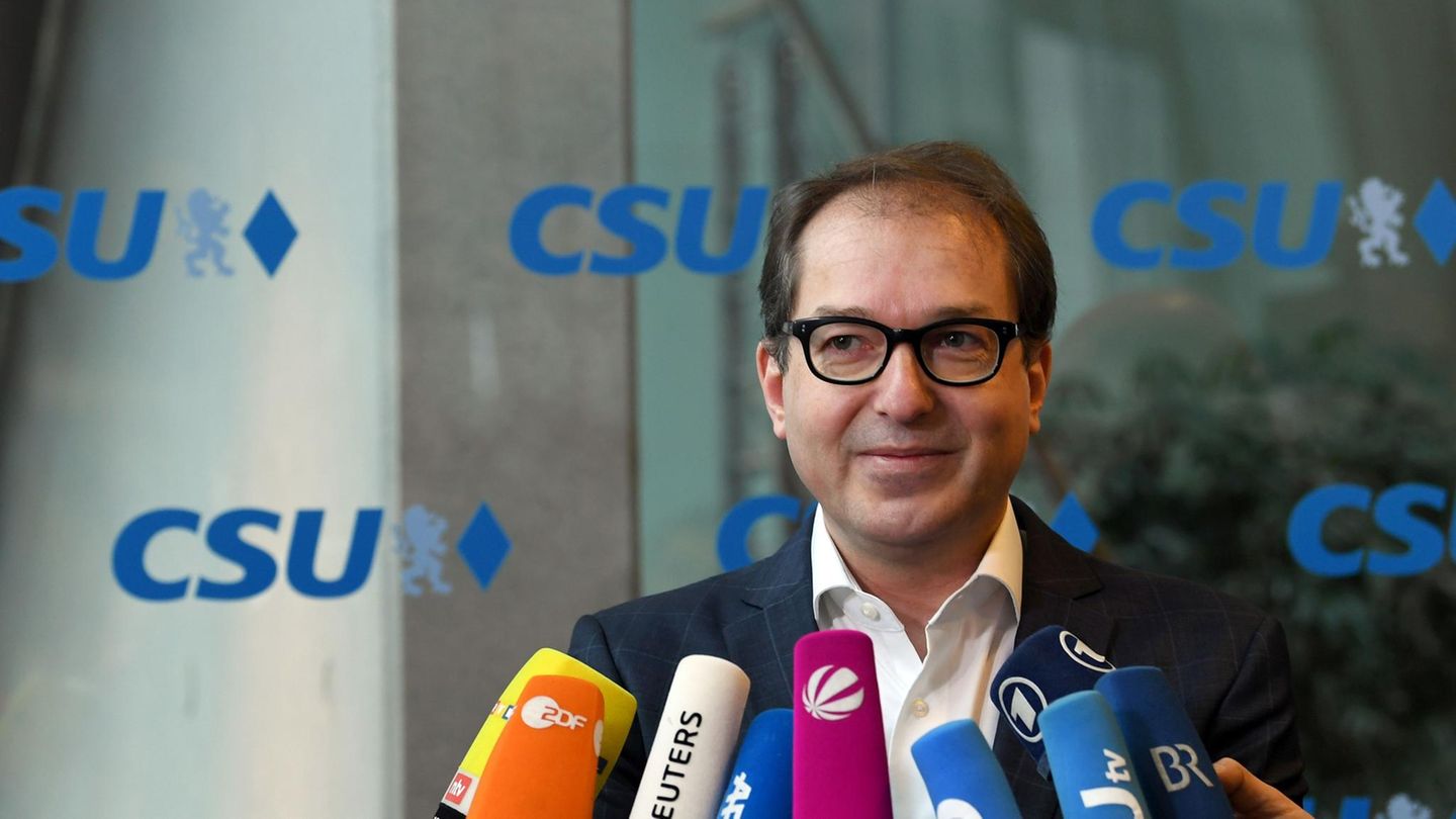 CSU-Landesgruppenchef Alexander Dobrindt steht vor einer Glaswand mit lauter blauen "CSU"-Logos. Vor ihm ein Bündel Mikrofone